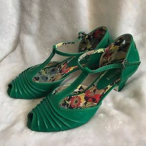 🦚 Chelsea Crew Retro Peep Toe T Strap Heels 🦚